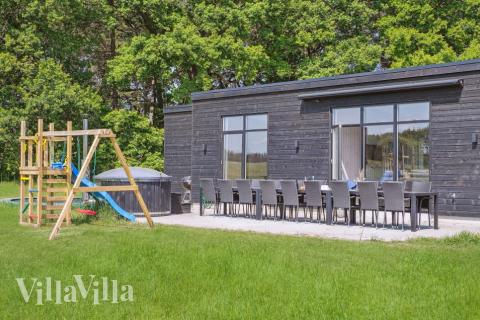 Luksushus nr. 581 har en dejlig terrasse med gode havemøbler til 16 personer.