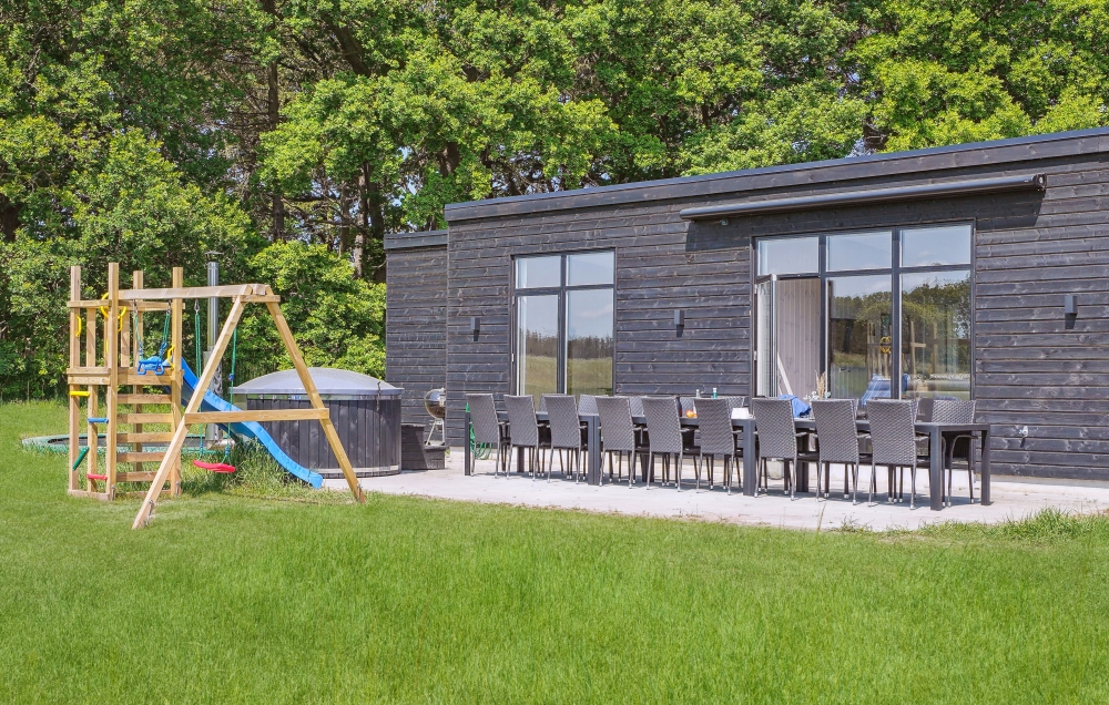 Luksushus nr. 581 har en dejlig terrasse med gode havemøbler til 16 personer.