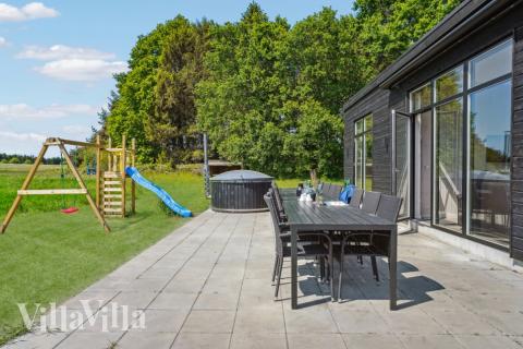 På terrassen i sommerhus nr. 581 er der plads til 16 personer.