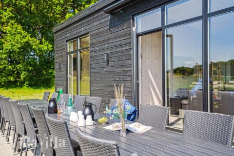 Nyd en grillaften på terrassen i luksushus nr. 581 i Østjylland