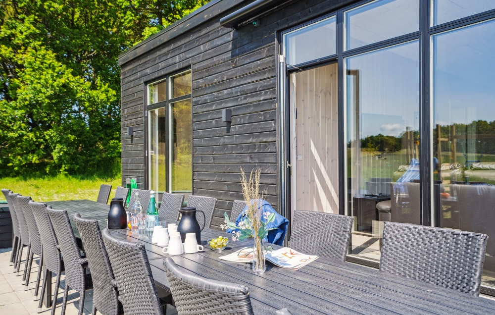 Nyd en grillaften på terrassen i luksushus nr. 581 i Østjylland