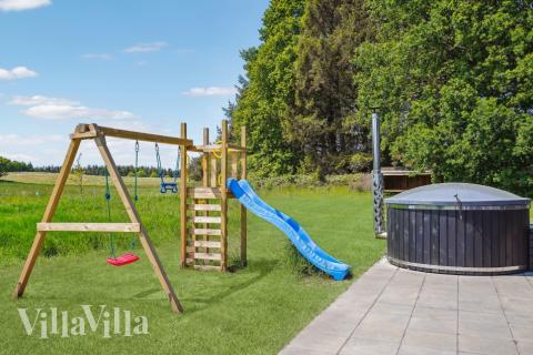 Ud over de mange timer, man kan bruge i husets pool-afdeling, så byder luksushus 581 også på mange udendørs aktiviteter