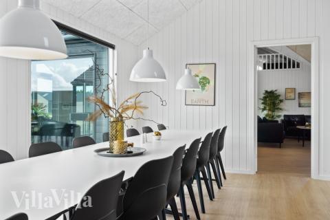 Det store lyse opholdrum i luksushus nr. 583 til 24.