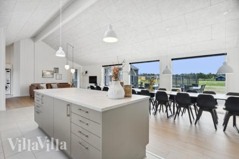 Køkkenet i luksushus nr. 583 er udstyrret, så I let kan lave mad til 24 personer.