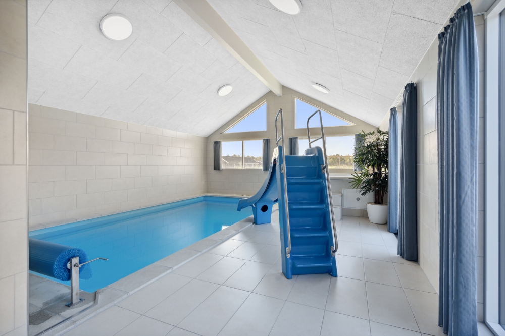 Sommerhus 583 er indrettet med en lækker poolafdeling med vandrutsjebane, dejlig stor indbygget spabad og sauna