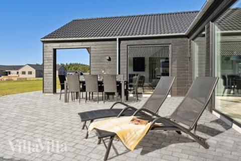 På terrassen i sommerhus nr. 583 er der plads til 24 personer.