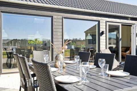 Nyd en grillaften på terrassen i luksushus nr. 583 i Vestjylland