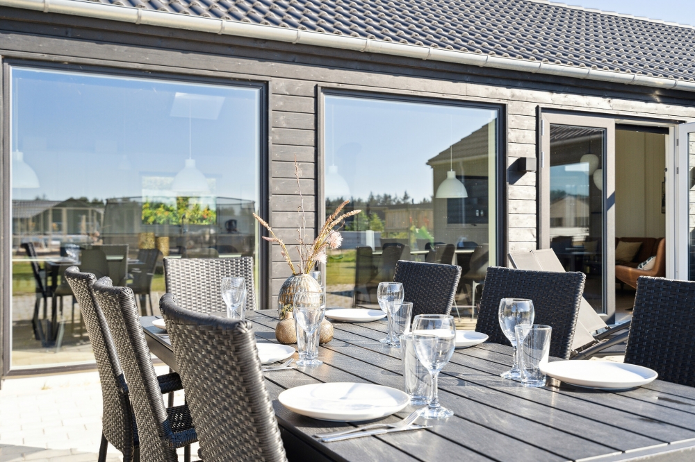 Nyd en grillaften på terrassen i luksushus nr. 583 i Vestjylland