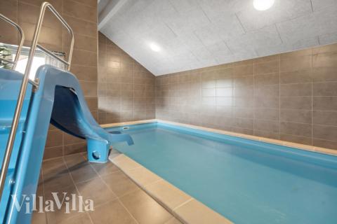 Sommerhus 591 er indrettet med en lækker poolafdeling med vandrutsjebane, dejlig stor indbygget spabad og sauna