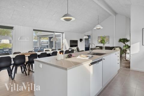 Køkkenet i luksushus nr. 591 er udstyrret, så I let kan lave mad til 20 personer.