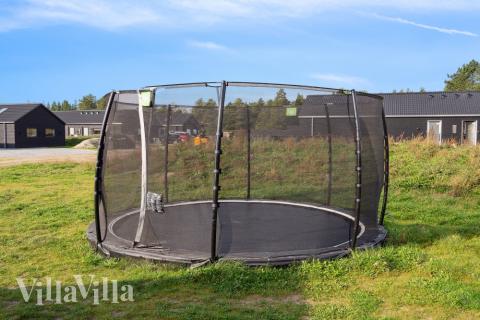 I det attraktive aktivitesrum i luksushus nr. 591 i Sydjylland  er der masser af udendørs aktiviteter, f.eks. legetårn og gynge