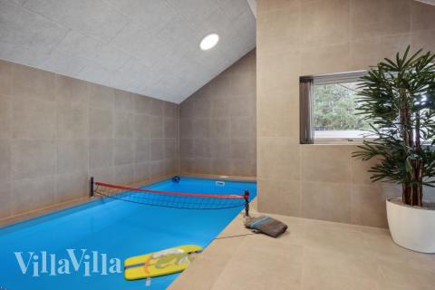 Sommerhus 593 er indrettet med en lækker poolafdeling med vandrutsjebane, dejlig stor indbygget spabad og sauna