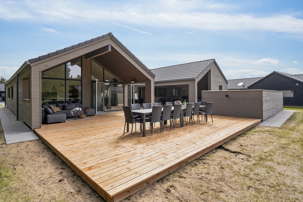 Stor terrasse ved luksushus nr. 593 i Sydjylland.