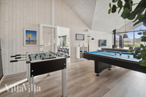 Dyst i sommerhusets aktivitetsrum, når I besøger luksushus nr. 594 i Sydjylland.