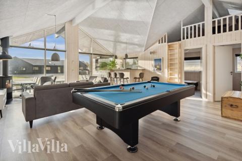 Luksushus 594 til 20 personer byder på et stort aktivitetsrum med bl.a. billard og dart