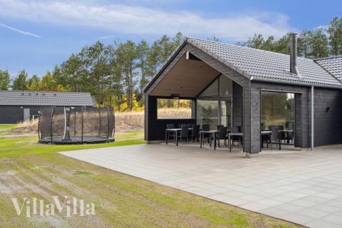 I det attraktive aktivitesrum i luksushus nr. 594 i Sydjylland  er der masser af udendørs aktiviteter, f.eks. legetårn og gynge