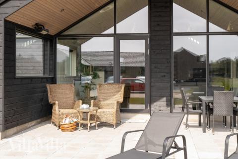 Nyd en grillaften på terrassen i luksushus nr. 594 i Sydjylland