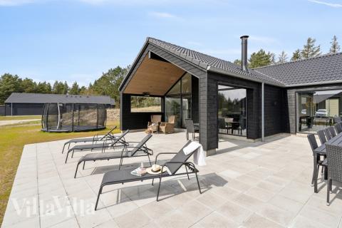 Luksushus nr. 594 har en dejlig terrasse med gode havemøbler til 20 personer.