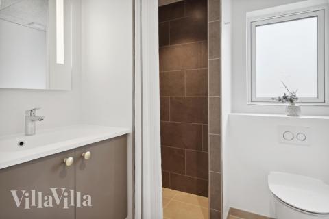 Der er bad med brus i luksushus nr. 596 til 20 personer.