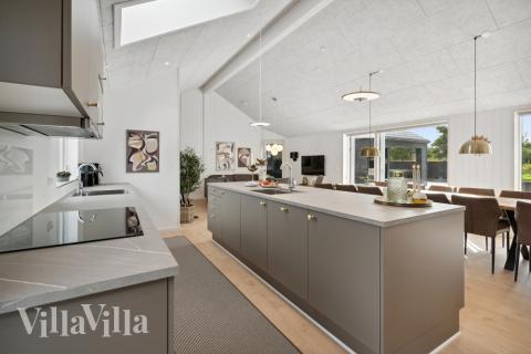 Køkkenet i luksushus nr. 596 er udstyrret, så I let kan lave mad til 20 personer.