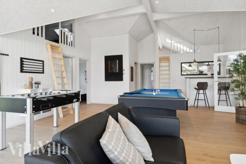 Luksushus 596 til 20 personer byder på et stort aktivitetsrum med bl.a. billard og dart