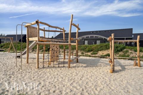 I det attraktive aktivitesrum i luksushus nr. 596 i Sydjylland  er der masser af udendørs aktiviteter, f.eks. legetårn og gynge