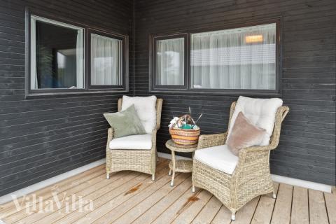 På terrassen i sommerhus nr. 596 er der plads til 20 personer.