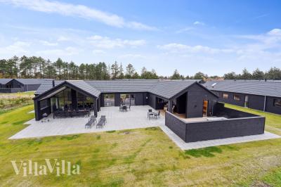 Dette skønne poolhus nr. 596 med plads til 20 personer ligger i Sydjylland