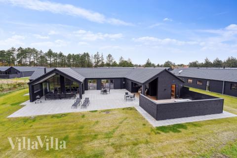 Dette skønne poolhus nr. 596 med plads til 20 personer ligger i Sydjylland