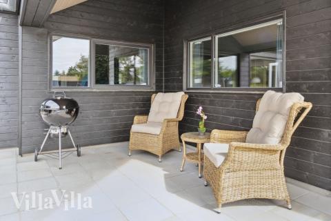 På terrassen i sommerhus nr. 597 er der plads til 18 personer.