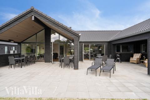 Nyd en grillaften på terrassen i luksushus nr. 597 i Sydjylland