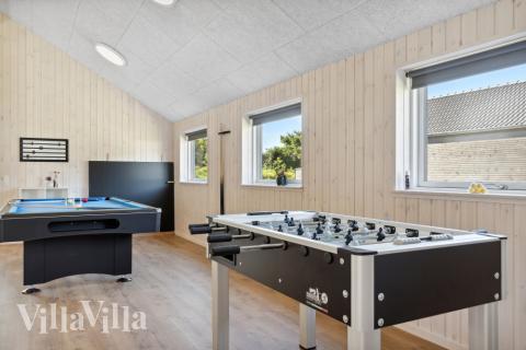 Dyst i sommerhusets aktivitetsrum, når I besøger luksushus nr. 597 i Sydjylland.
