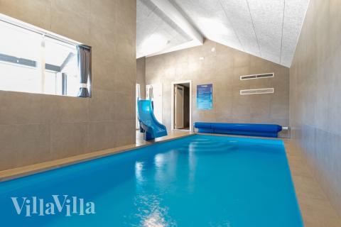 Sommerhus 597 er indrettet med en lækker poolafdeling med vandrutsjebane, dejlig stor indbygget spabad og sauna