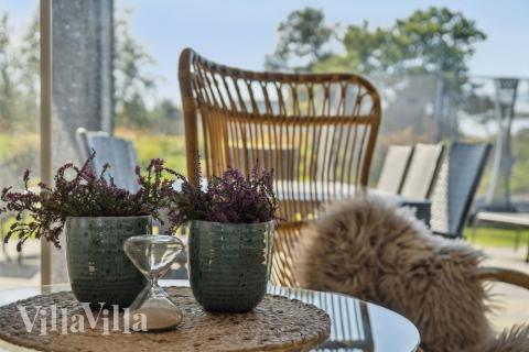 Der er mulighed for hygge i sommerhusets sofaarrangement, når I besøger luksushus nr. 597