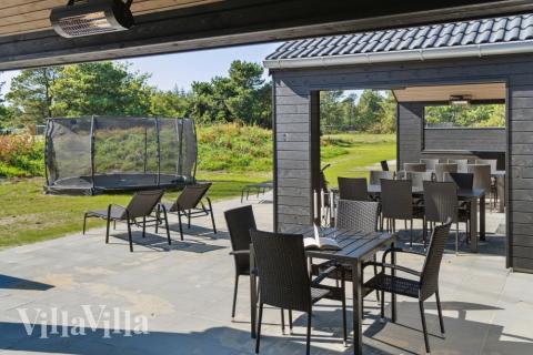Luksushus nr. 597 har en dejlig terrasse med gode havemøbler til 18 personer.