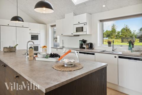 Køkkenet i luksushus nr. 598 er udstyrret, så I let kan lave mad til 20 personer.