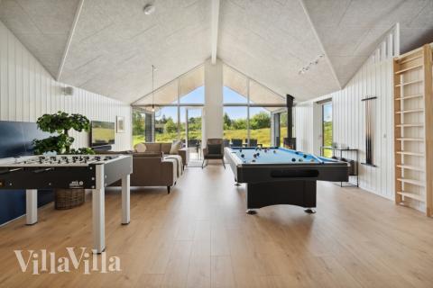 Dyst i sommerhusets aktivitetsrum, når I besøger luksushus nr. 598 i Sydjylland.