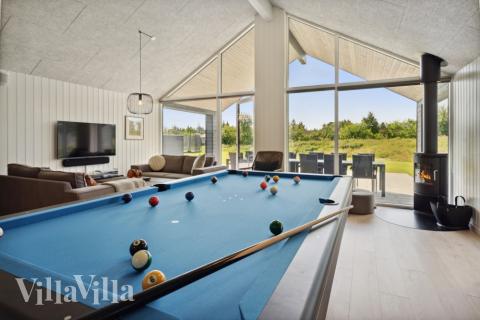 Aktivitetsrum i luksushus nr. 598 med 8 soveværelser og plads til 20 personer.