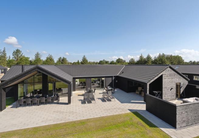 Dette skønne poolhus nr. 598 med plads til 20 personer ligger i Sydjylland