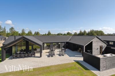 Dette skønne poolhus nr. 598 med plads til 20 personer ligger i Sydjylland