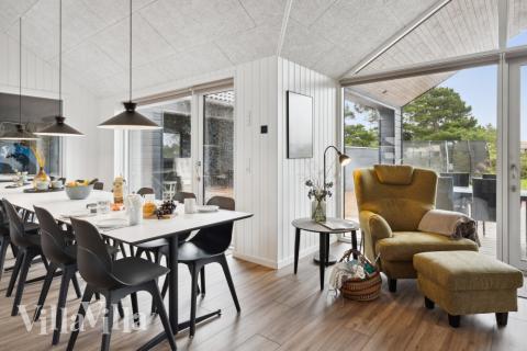 Det store lyse opholdrum i luksushus nr. 599 til 16.