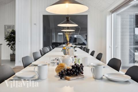 I kan sagtens side 16 personer sammen i sommerhusets opholdsrum, når I besøger luksushus 599 i Sydjylland.