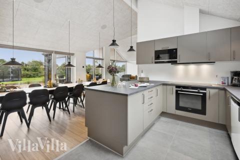 Køkkenet i luksushus nr. 599 er udstyrret, så I let kan lave mad til 16 personer.