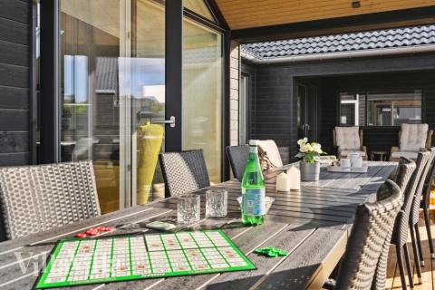 På terrassen i sommerhus nr. 599 er der plads til 16 personer.