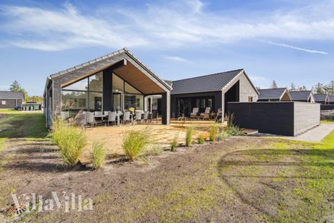 Luksushus nr. 599 har en dejlig terrasse med gode havemøbler til 16 personer.