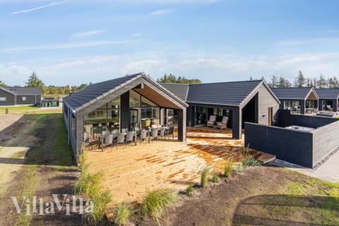 Dette skønne poolhus nr. 599 med plads til 16 personer ligger i Sydjylland