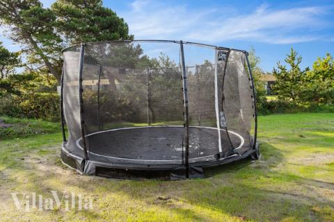 I det attraktive aktivitesrum i luksushus nr. 599 i Sydjylland  er der masser af udendørs aktiviteter, f.eks. legetårn og gynge