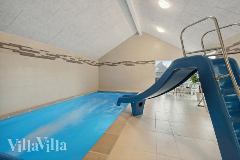 Sommerhus 600 er indrettet med en lækker poolafdeling med vandrutsjebane, dejlig stor indbygget spabad og sauna