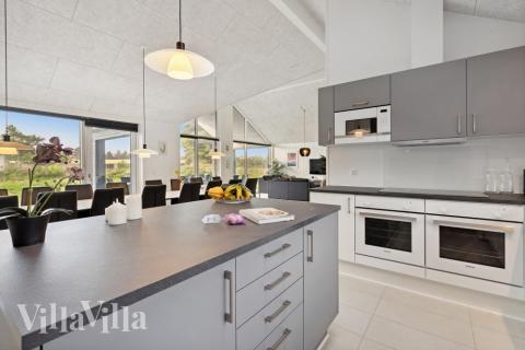 Køkkenet i luksushus nr. 600 er udstyrret, så I let kan lave mad til 18 personer.