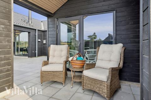 På terrassen i sommerhus nr. 600 er der plads til 18 personer.